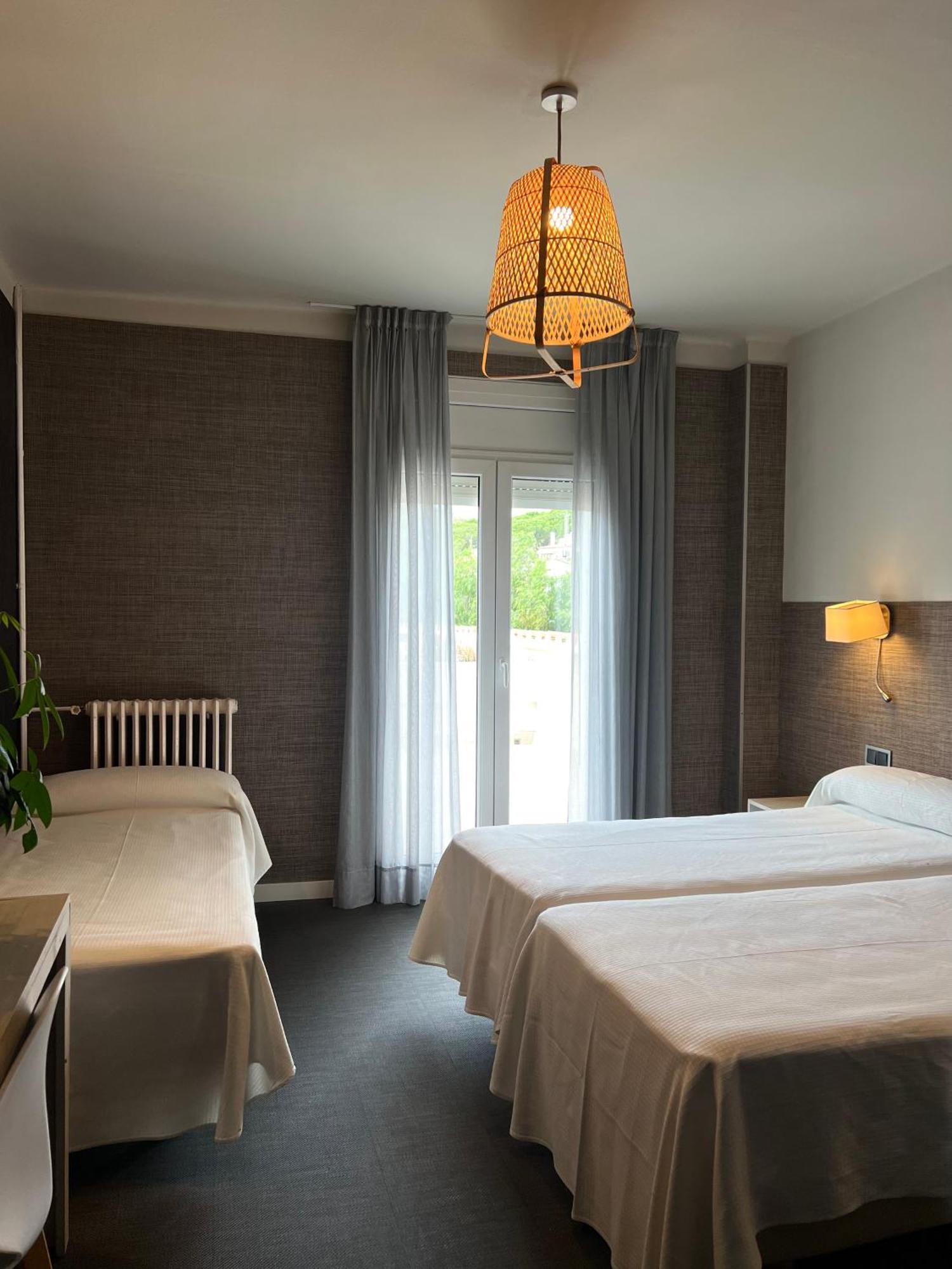 Hotel & Restaurant Figueres Parc Els Hostalets  Екстер'єр фото