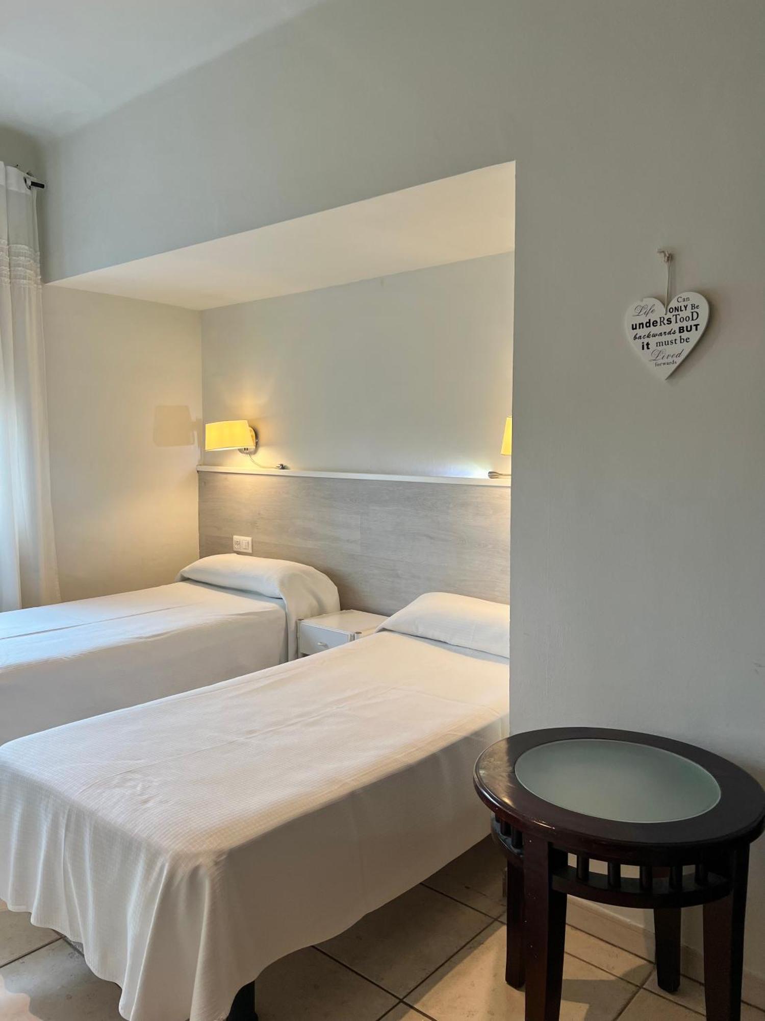 Hotel & Restaurant Figueres Parc Els Hostalets  Екстер'єр фото