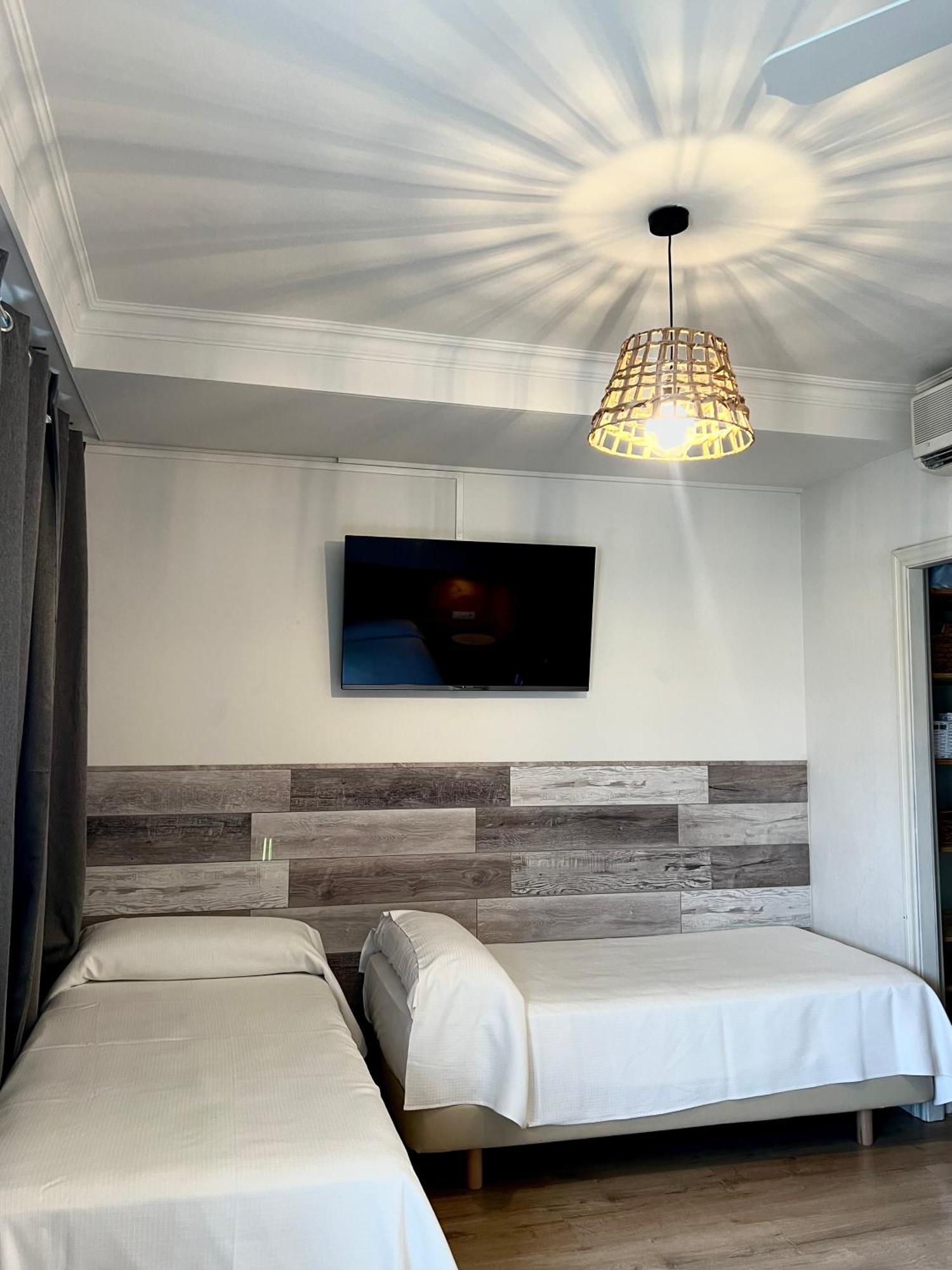 Hotel & Restaurant Figueres Parc Els Hostalets  Екстер'єр фото