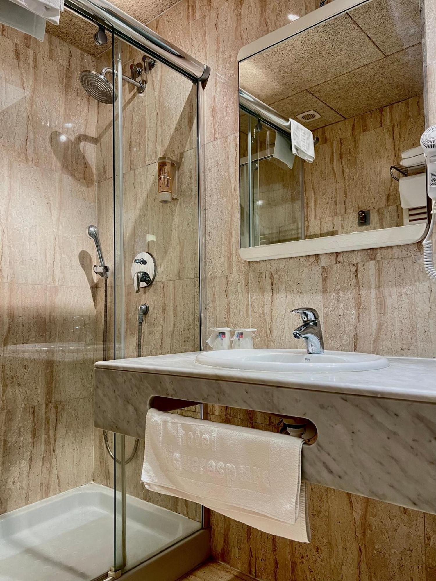 Hotel & Restaurant Figueres Parc Els Hostalets  Екстер'єр фото