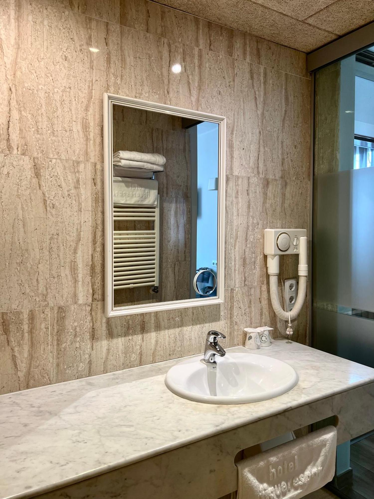 Hotel & Restaurant Figueres Parc Els Hostalets  Екстер'єр фото