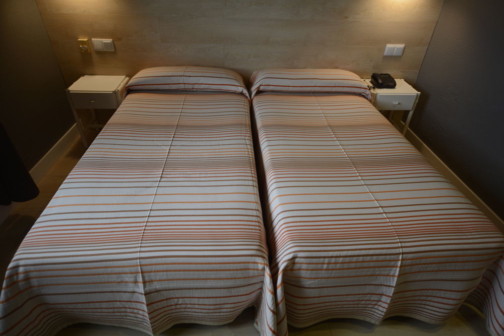 Hotel & Restaurant Figueres Parc Els Hostalets  Екстер'єр фото