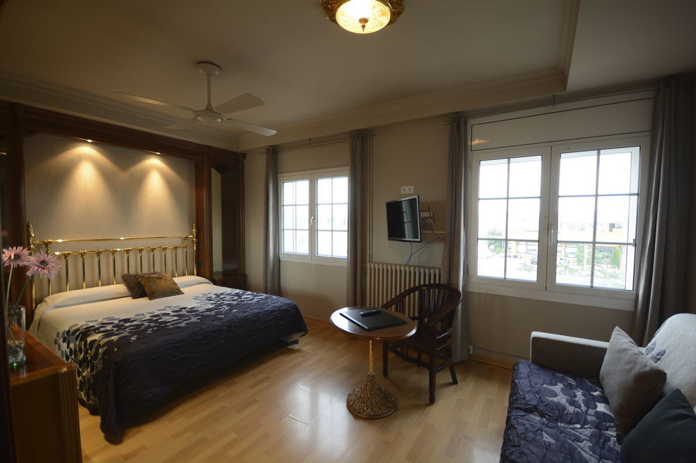 Hotel & Restaurant Figueres Parc Els Hostalets  Екстер'єр фото