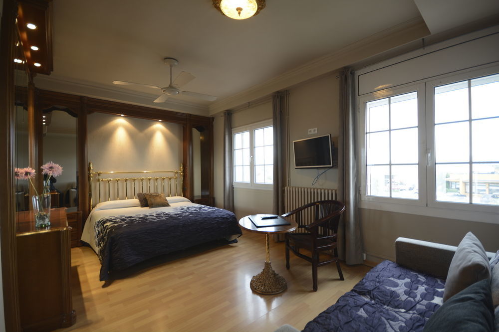 Hotel & Restaurant Figueres Parc Els Hostalets  Екстер'єр фото