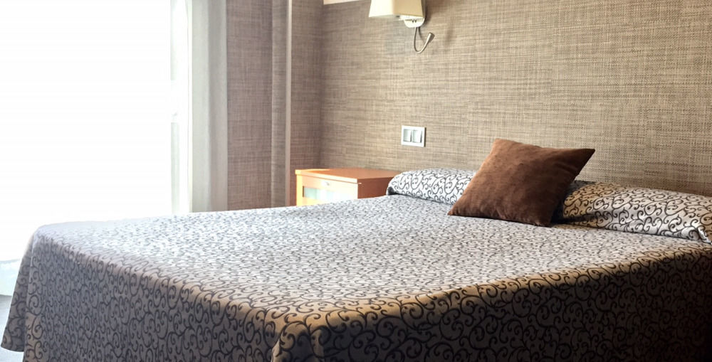 Hotel & Restaurant Figueres Parc Els Hostalets  Екстер'єр фото
